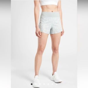Athleta printed Run with It 3.5” shorts